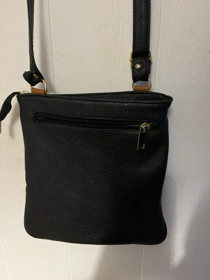 Cartera cruzada negra con detalles dorados - 2