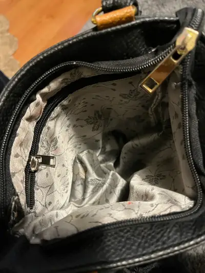 Cartera cruzada negra con detalles dorados - miniatura 3