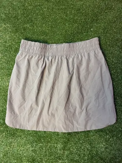 Falda corta beige para mujer - miniatura 3