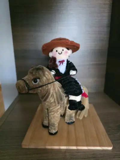 Figura de huaso chileno en caballo de lana - miniatura 1