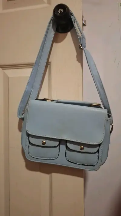 Cartera azul claro con bolsillos frontales - miniatura 1