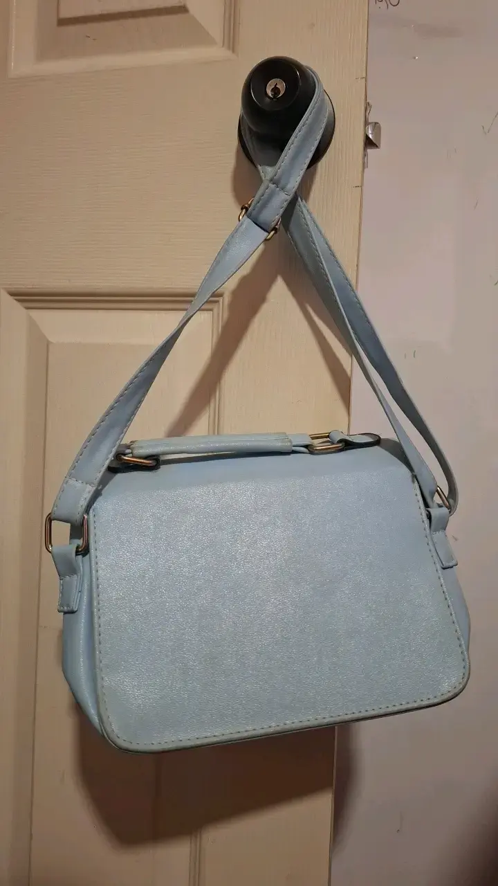 Cartera azul claro con bolsillos frontales - 2
