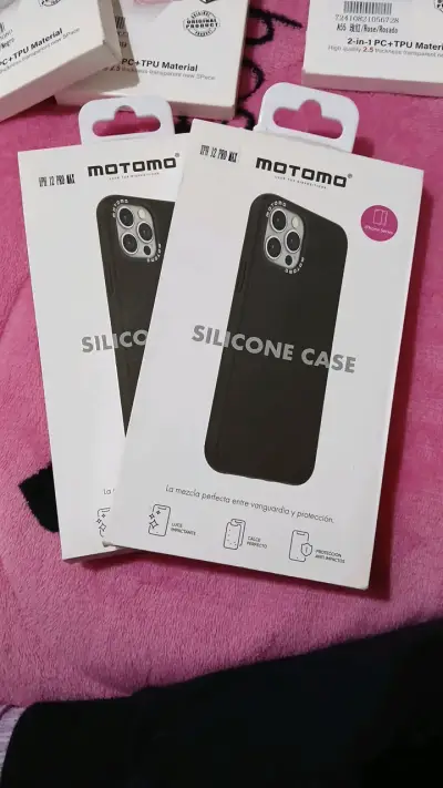 Funda de silicona negra para iPhone 12 Pro Max Motomo - miniatura 1