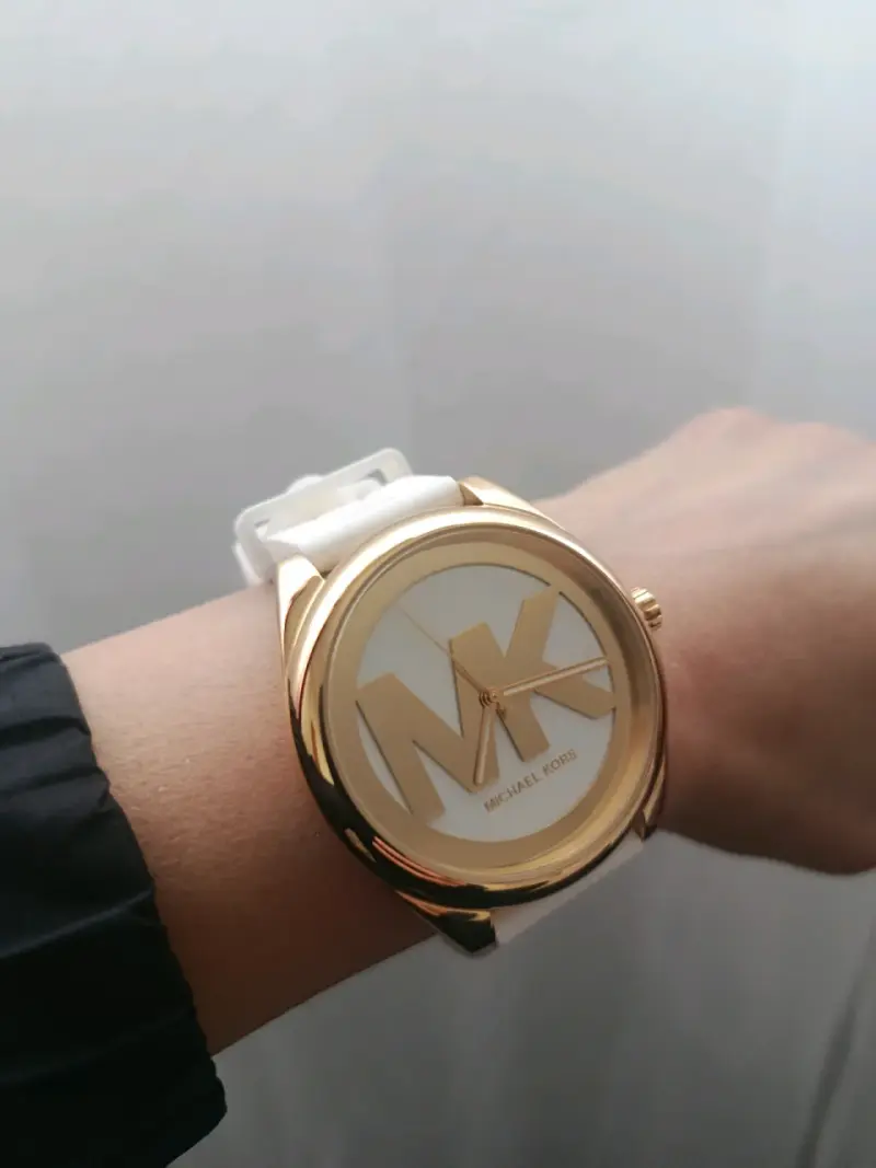 Reloj Michael Kors dorado con correa blanca - 1
