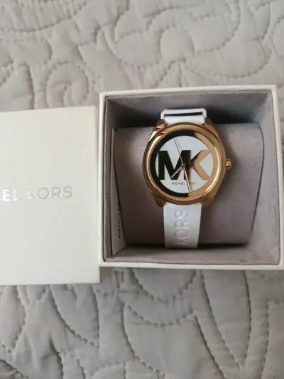 Reloj Michael Kors dorado con correa blanca - miniatura 3