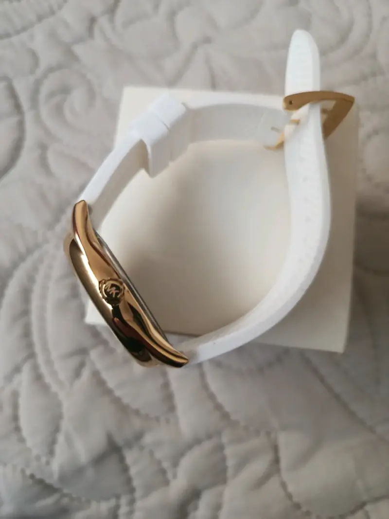Reloj Michael Kors dorado con correa blanca - 4