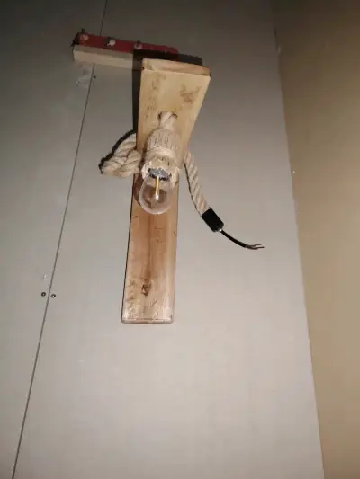 Lámpara de pared rústica de madera y cuerda - miniatura 1