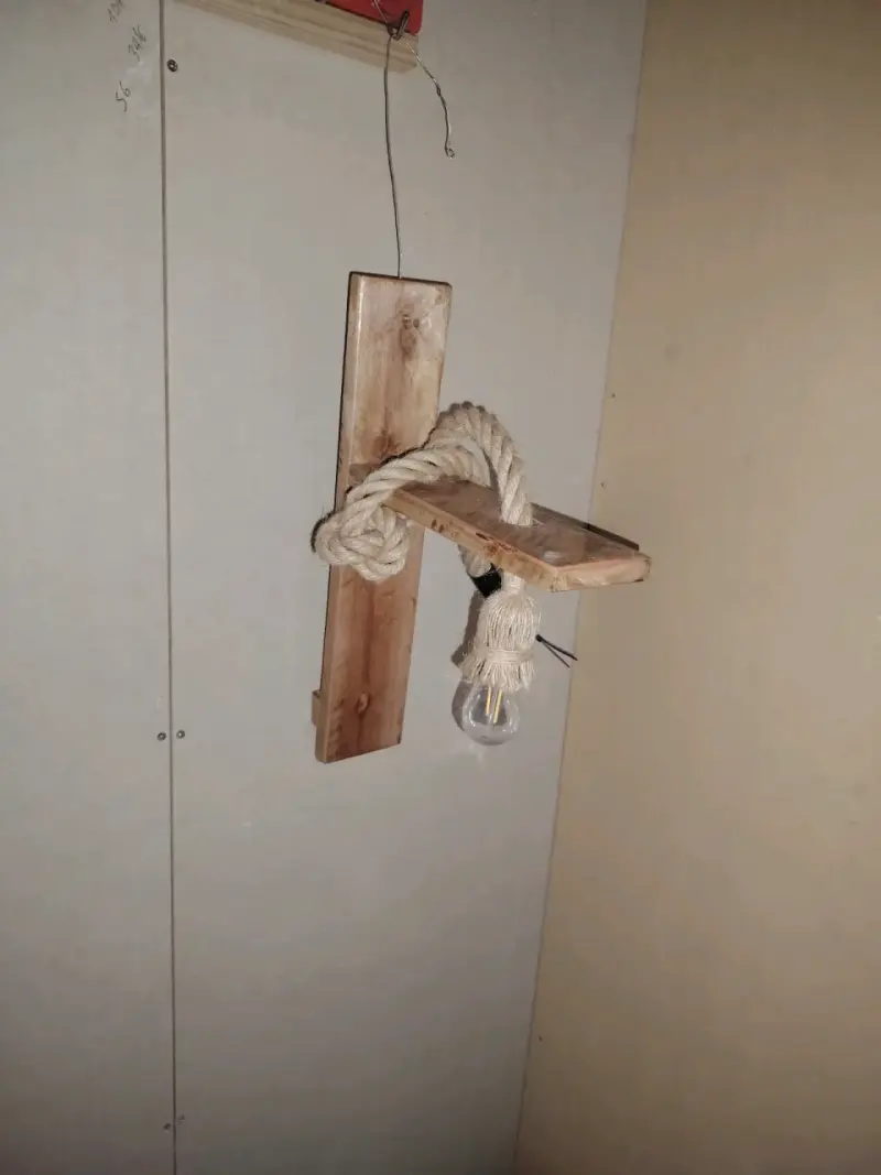 Lámpara de pared rústica de madera y cuerda - 2