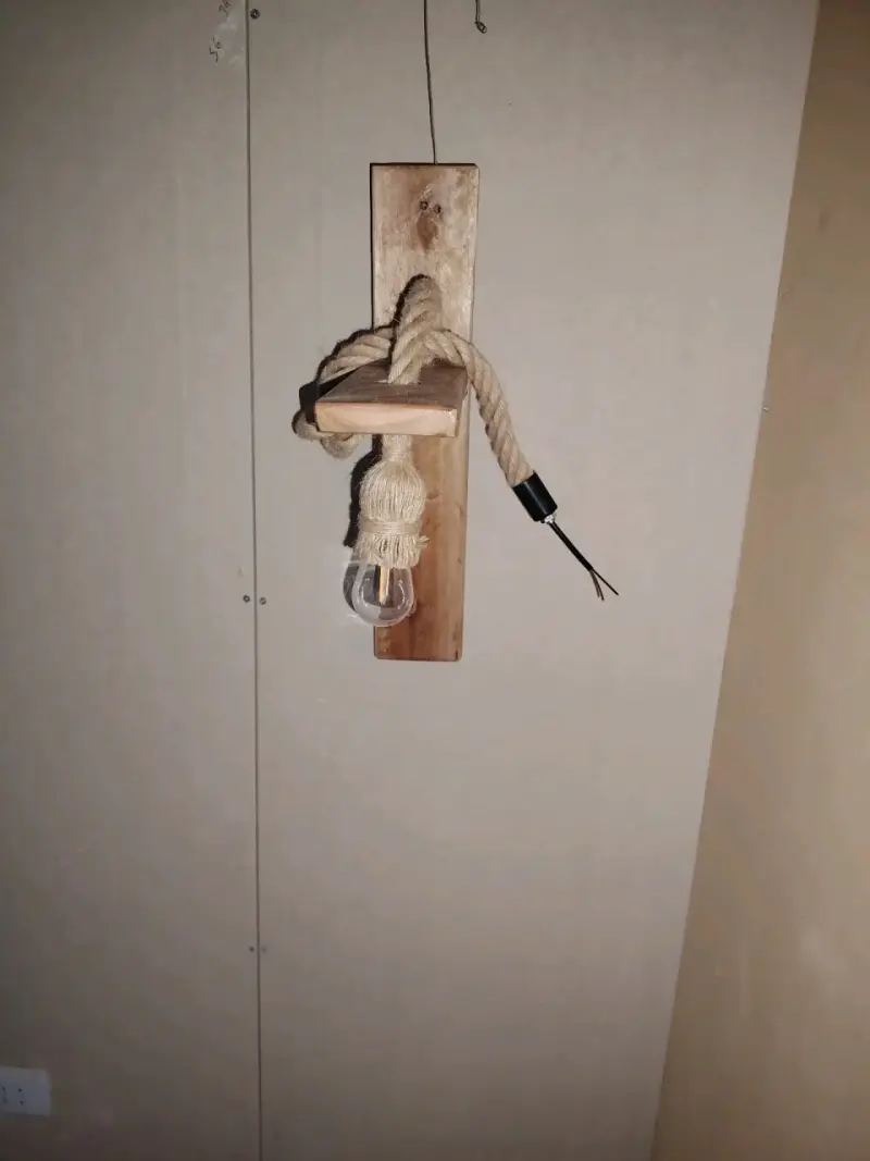 Lámpara de pared rústica de madera y cuerda - 3