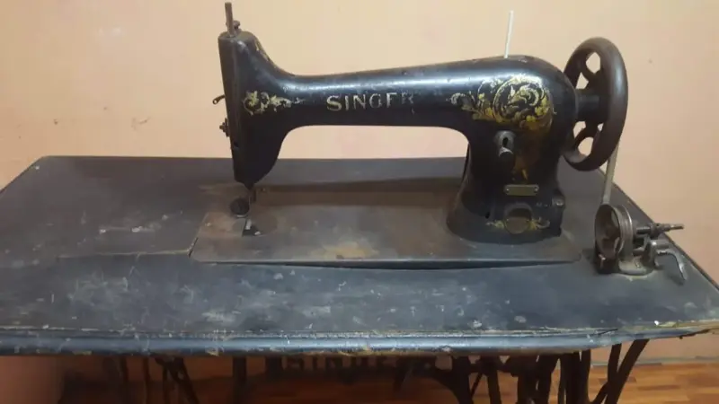 Máquina de Aparadora Antigua Singer con Mesa - 1