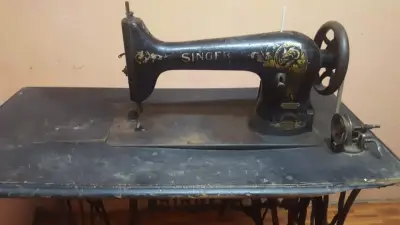 Máquina de Aparadora Antigua Singer con Mesa - miniatura 1