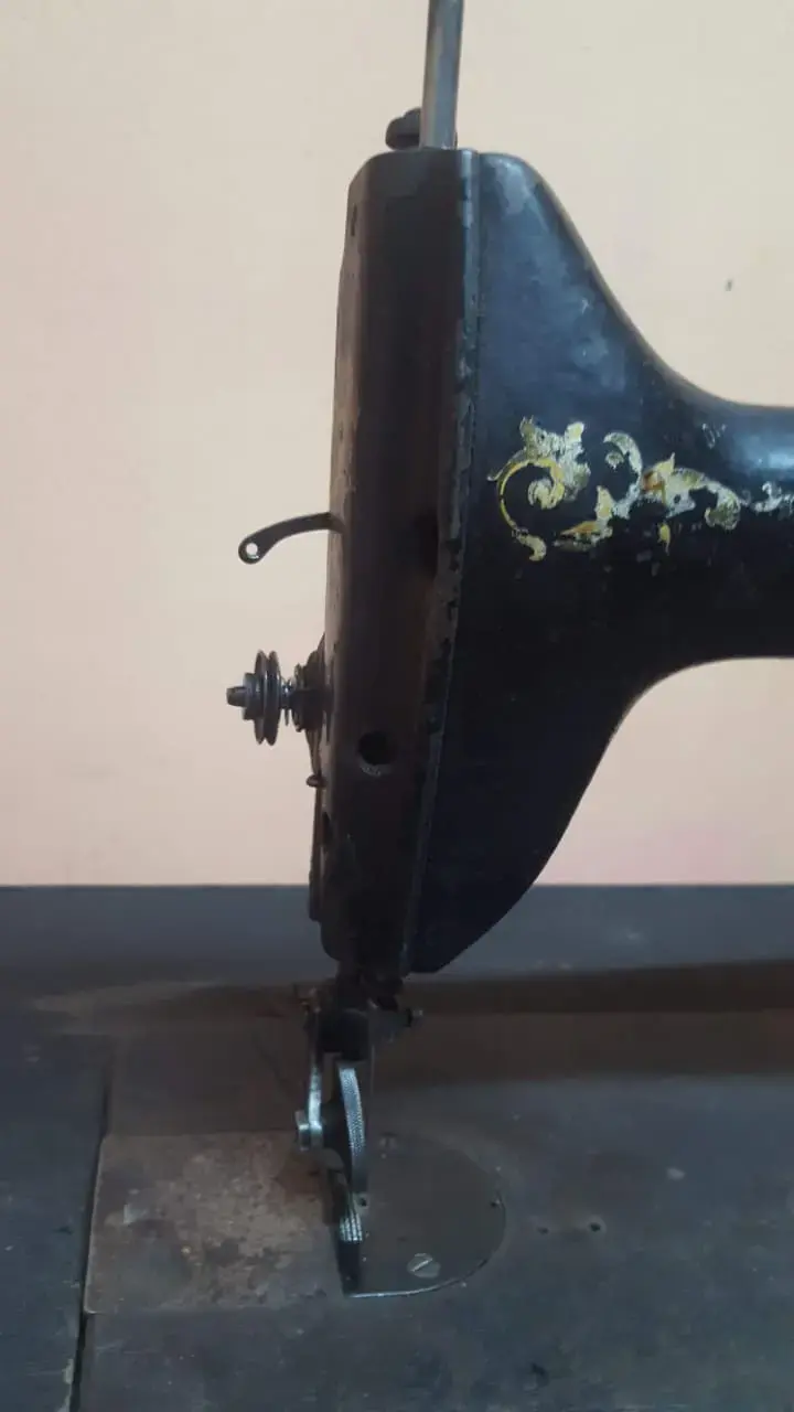 Máquina de Aparadora Antigua Singer con Mesa - 2