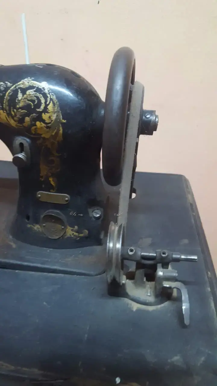 Máquina de Aparadora Antigua Singer con Mesa - 3