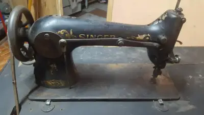 Máquina de Aparadora Antigua Singer con Mesa - miniatura 4
