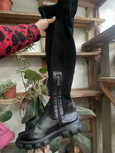 Botas negras altas con cierre lateral - miniatura 1
