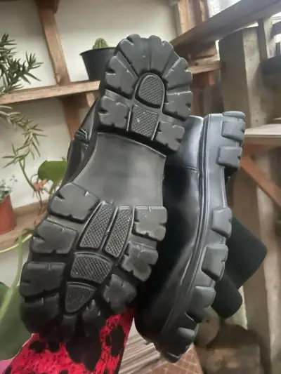 Botas negras altas con cierre lateral - miniatura 2