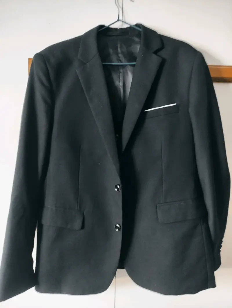 Traje formal negro para hombre con gillete - 3