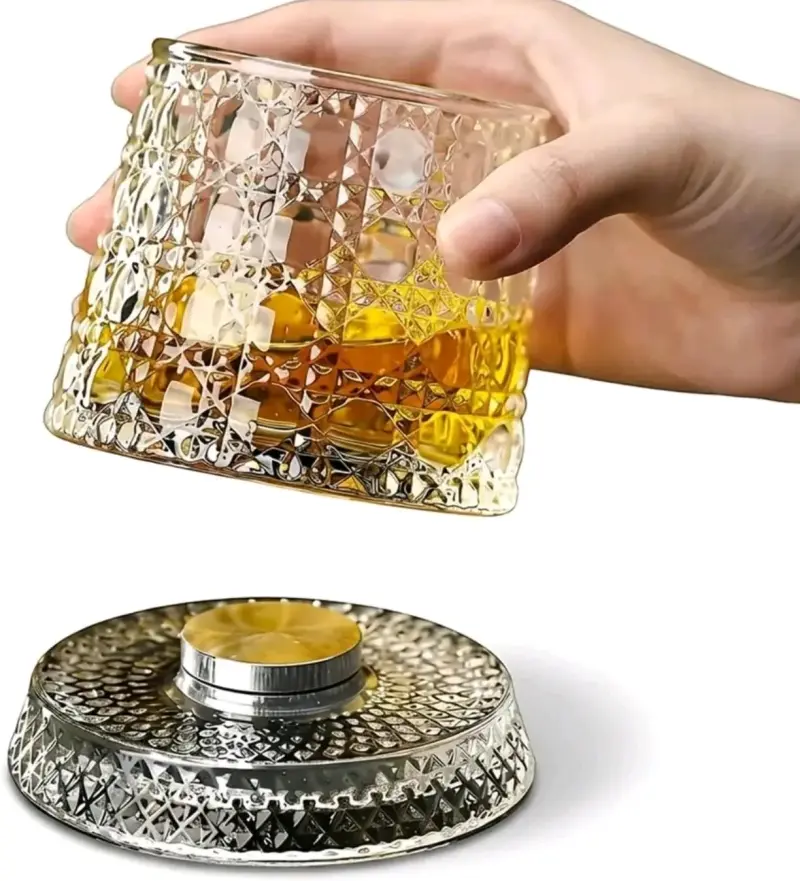 Vaso de whisky con diseño grabado