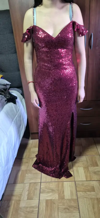 Vestido largo de lentejuelas burdeos con abertura - miniatura 1