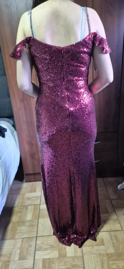 Vestido largo de lentejuelas burdeos con abertura - miniatura 3