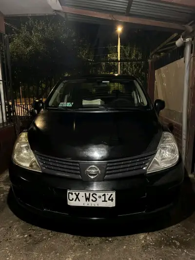 Auto Nissan negro en buen estado - miniatura 1