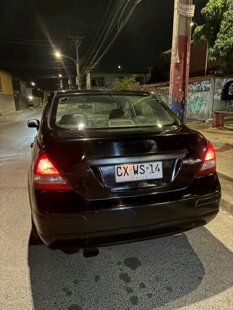 Auto Nissan negro en buen estado - 2