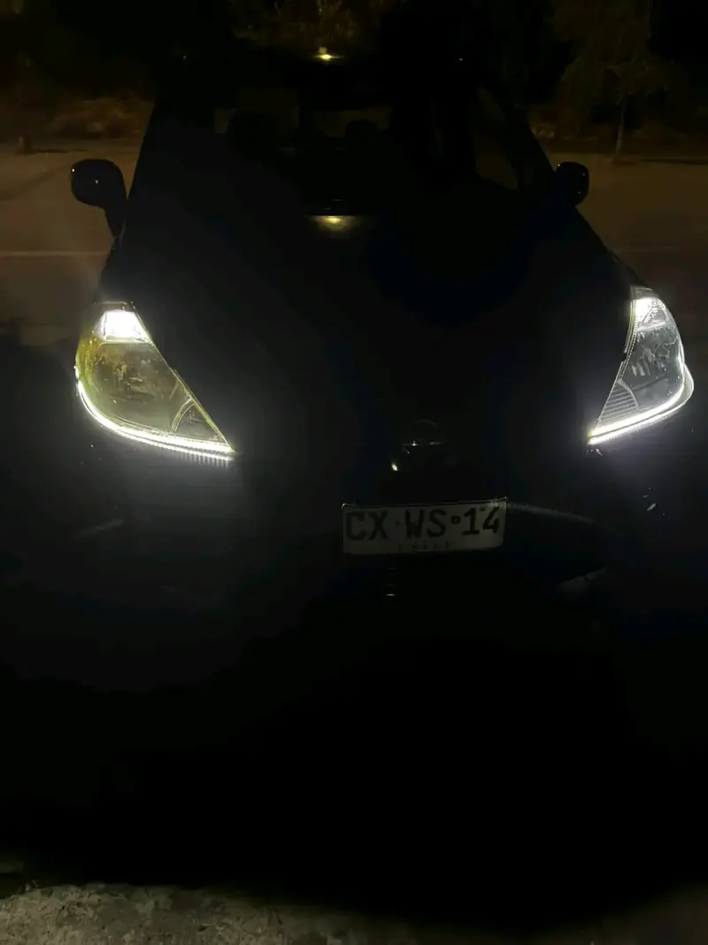 Auto Nissan negro en buen estado - 3