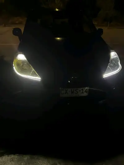 Auto Nissan negro en buen estado - miniatura 3