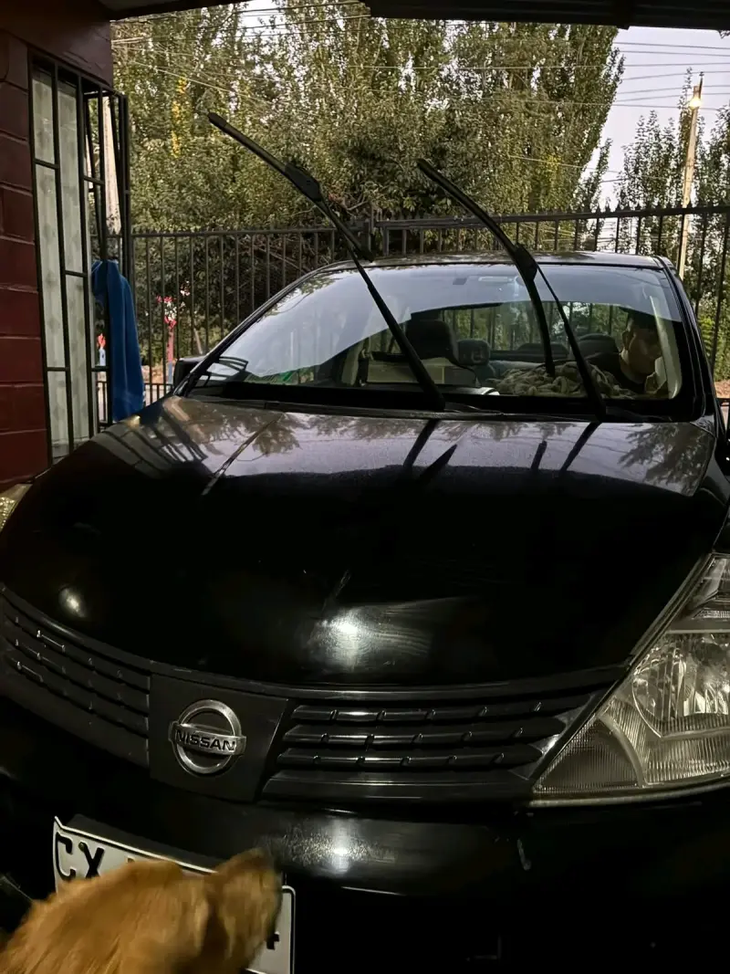 Auto Nissan negro en buen estado - 4