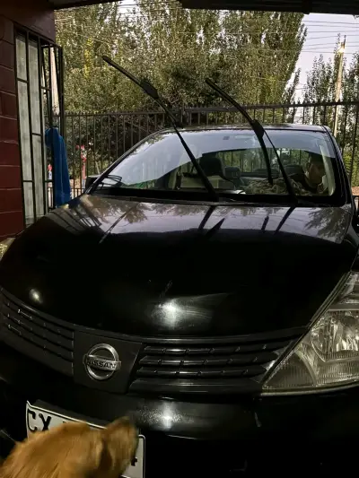 Auto Nissan negro en buen estado - miniatura 4