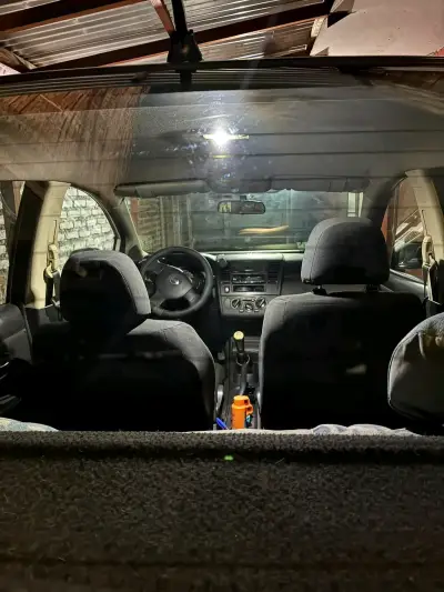 Auto Nissan negro en buen estado - miniatura 5