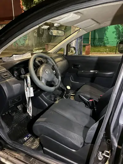 Auto Nissan negro en buen estado - miniatura 6