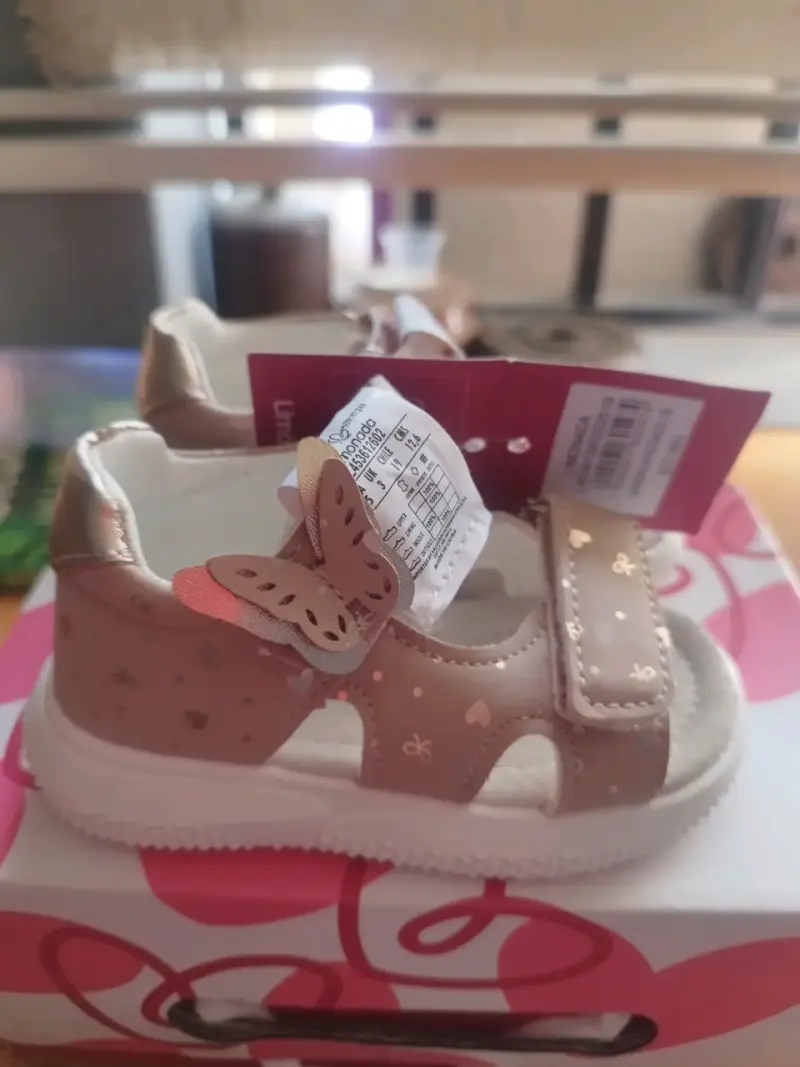 Sandalias rosadas para niña con mariposa - 1