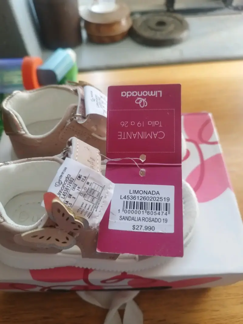 Sandalias rosadas para niña con mariposa - 2