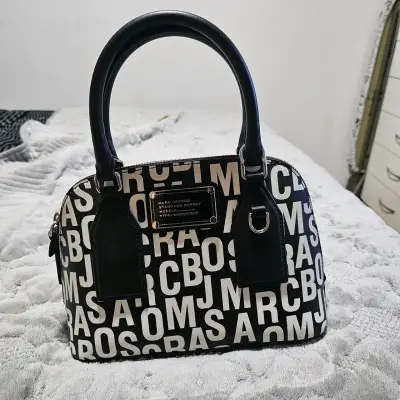 Bolso Marc Jacobs negro y blanco con diseño moderno - miniatura 1