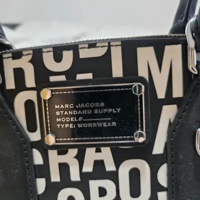 Bolso Marc Jacobs negro y blanco con diseño moderno - miniatura 2