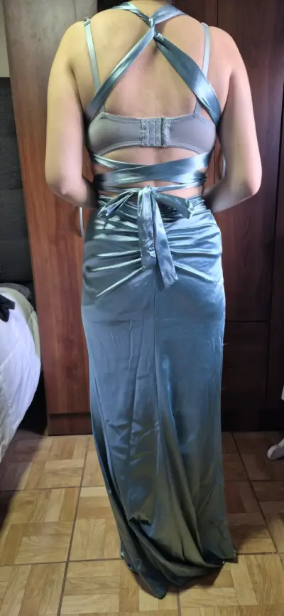 Vestido largo de satén celeste con tirantes - miniatura 4