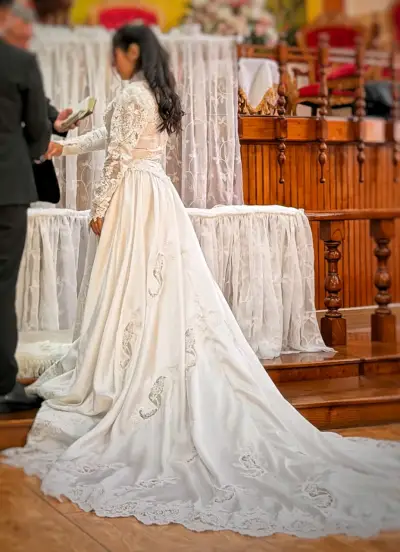 Vestido de Novia Blanco con Encaje y Cola Larga - miniatura 1