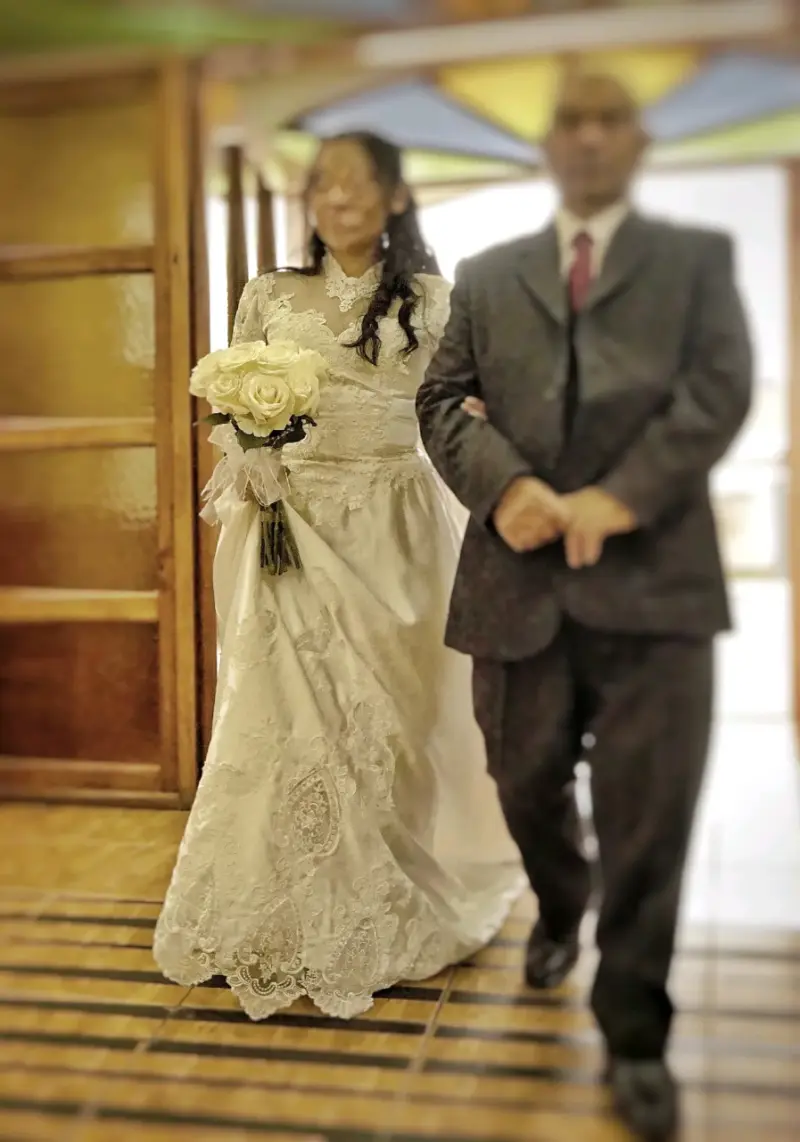 Vestido de Novia Blanco con Encaje y Cola Larga - 2
