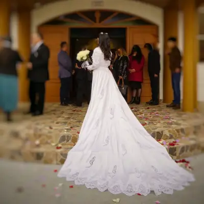 Vestido de Novia Blanco con Encaje y Cola Larga - miniatura 3