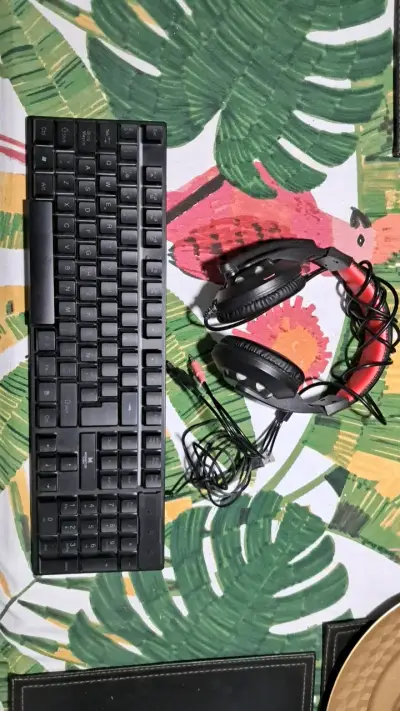 Teclado mecánico y audífonos gaming con luces rgb - miniatura 1