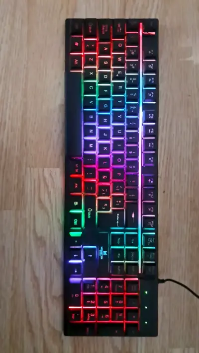 Teclado mecánico y audífonos gaming con luces rgb - miniatura 2
