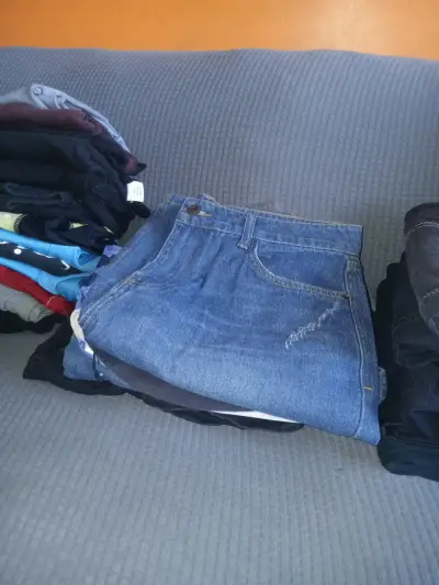 Lote de ropa variada para hombre y mujer - miniatura 3