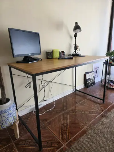 Escritorio de madera con estructura metálica - miniatura 1