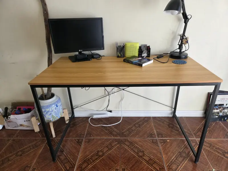 Escritorio de madera con estructura metálica - 2