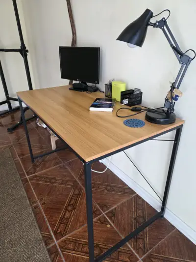 Escritorio de madera con estructura metálica - miniatura 3