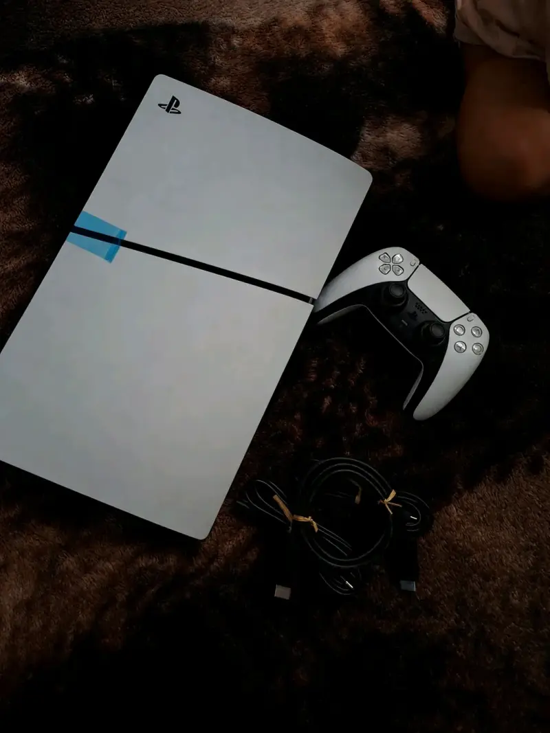 Consola PlayStation 5 con control cables y caja