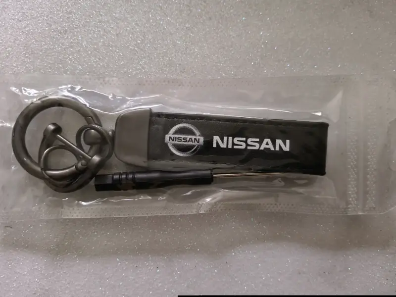 Llavero metálico Nissan con logo grabado