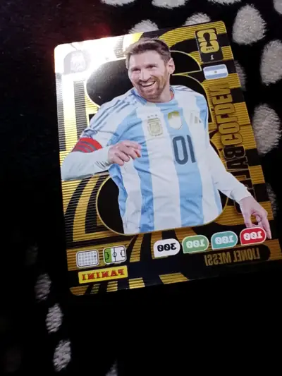 Tarjeta coleccionable Panini Lionel Messi dorada - miniatura 1