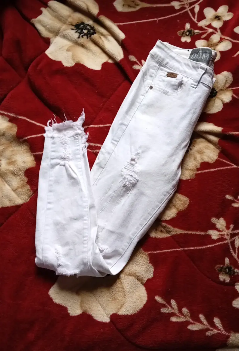 Jeans blancos rasgados para mujer - 2